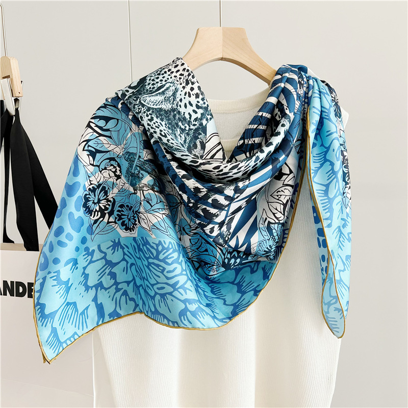 Seidenschal mit Löwenmuster, l – Travel Accessories Designer Bewertung und Preis